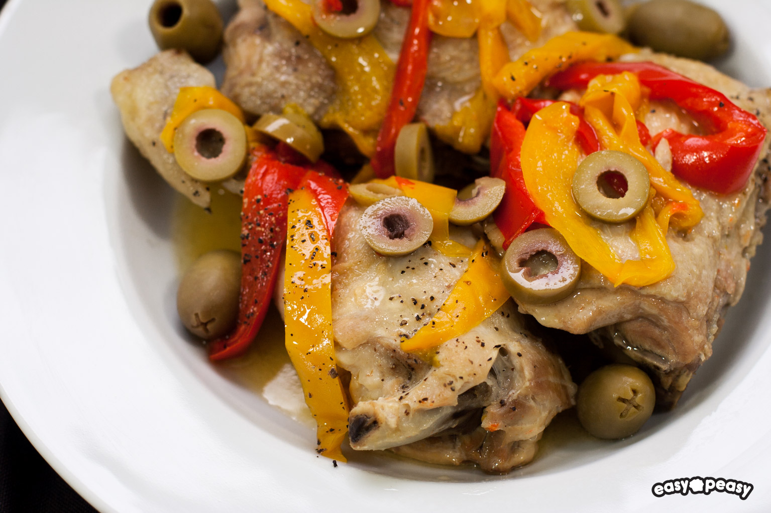 Pollo con olive e peperoni.